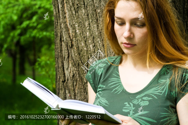 美麗女大學生校園讀書