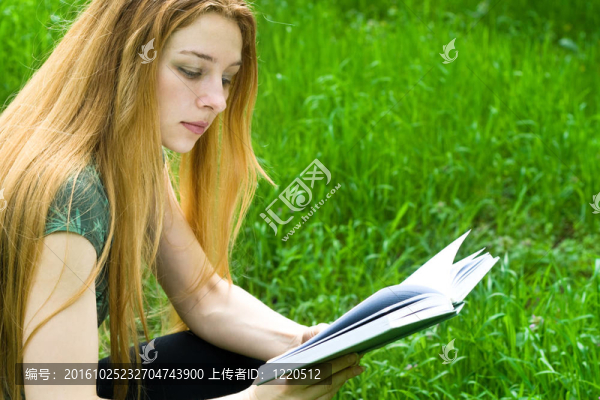 青年女學(xué)生在公園讀書