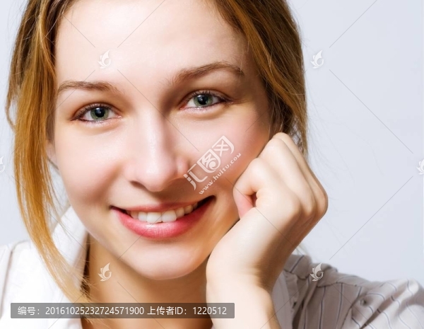 可愛的女人用干凈的微笑
