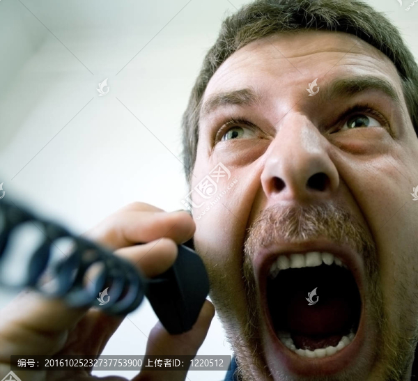 憤怒的商人在電話里