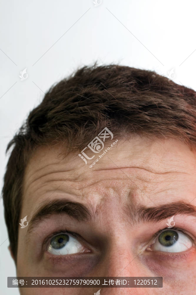 男子看了