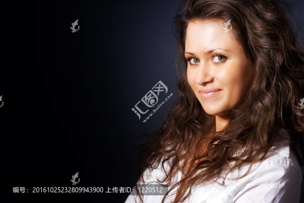 微笑美麗的年輕女人