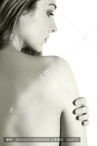 一個(gè)赤裸的女人的背后