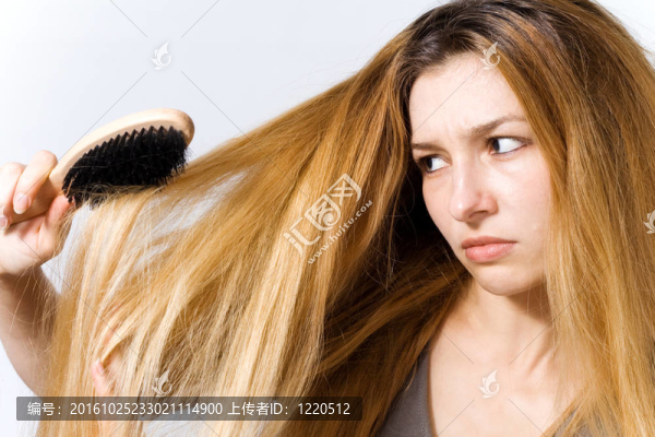 糾結的頭發(fā)的年輕女人
