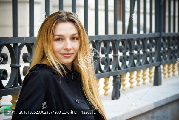 城市里的微笑的年輕女人