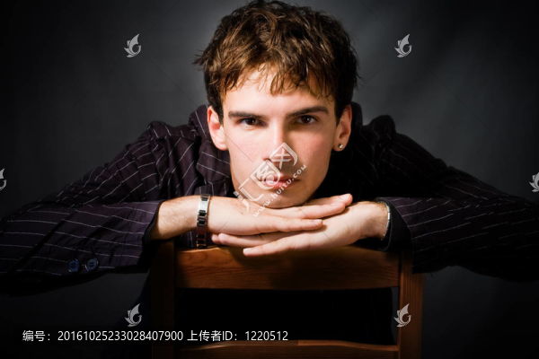神秘的英俊的男人