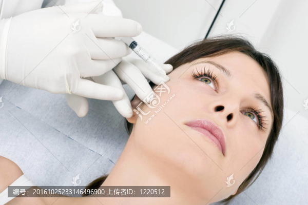 年輕的白人婦女接受肉毒桿菌注射的醫(yī)生