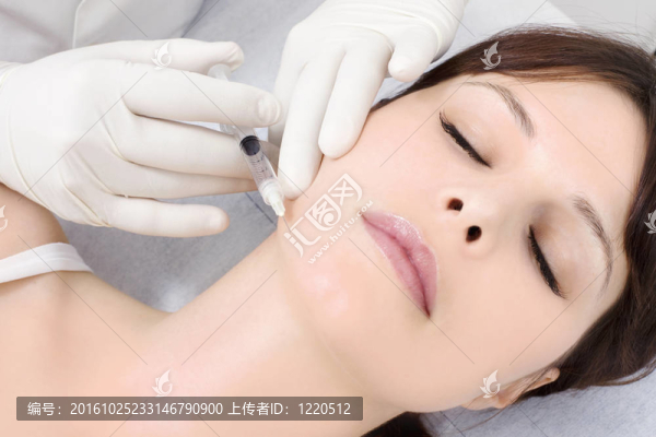 年輕的白人婦女接受肉毒桿菌注射的醫(yī)生