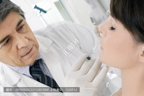年輕的白人婦女接受肉毒桿菌注射的醫(yī)生