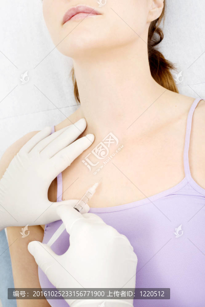 年輕白人婦女接受醫(yī)生注射