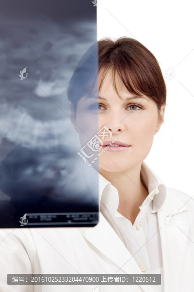 一位年輕白人女性醫(yī)生的X光透視