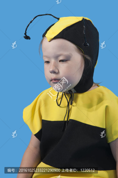 小女孩穿的是蜜蜂的服裝