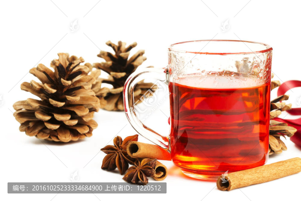 一杯紅茶；桂皮；八角、白底一些針葉樹(shù)