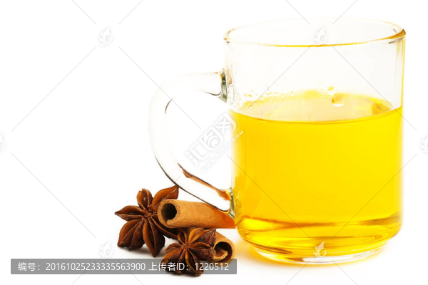 與肉桂棒和白色背景，八角黃茶