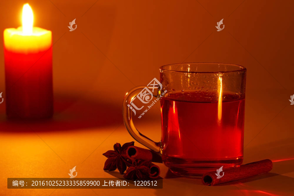 一杯紅茶；桂皮和八角在燭光