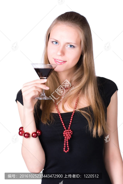 年輕女子帶著一杯酒