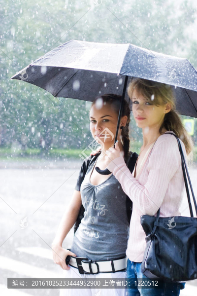 兩個(gè)女人在一個(gè)下雨的天氣