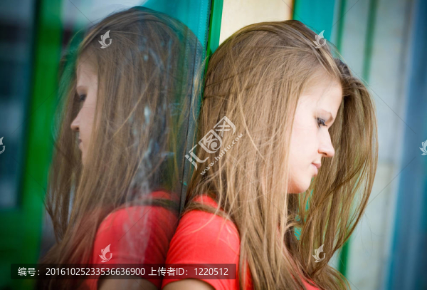 年輕的善解人意的女人