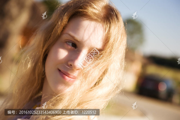 年輕女子與飄動的頭發(fā)戶外