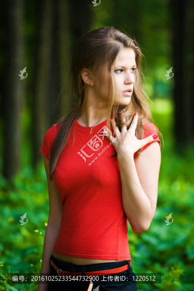 森林里的女人