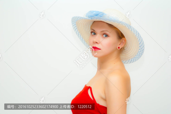戴著一頂帽子的年輕漂亮的女孩