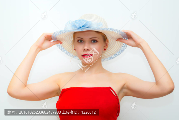 年輕女孩手捧兩只草帽