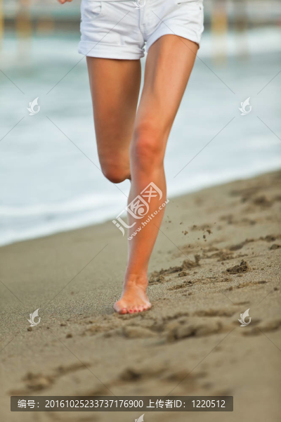 女人走在海灘上
