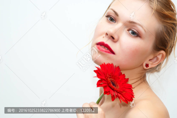 性感美麗的女孩，紅色的花