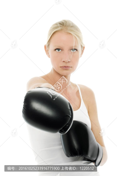 一個(gè)年輕的白人女子誰(shuí)拳擊拳擊拳擊手套的肖像