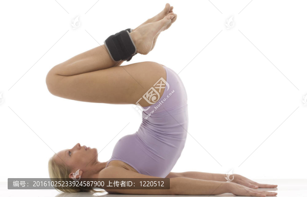 一個年輕的白人女子體操與踝關(guān)節(jié)重量的肖像