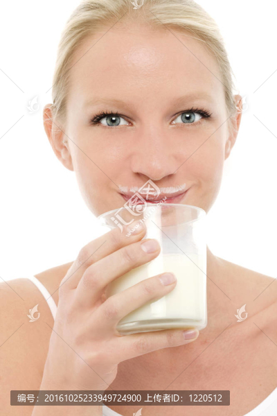 一個胡子骯臟的牛奶和一杯牛奶在手，年輕的白人婦女的肖像