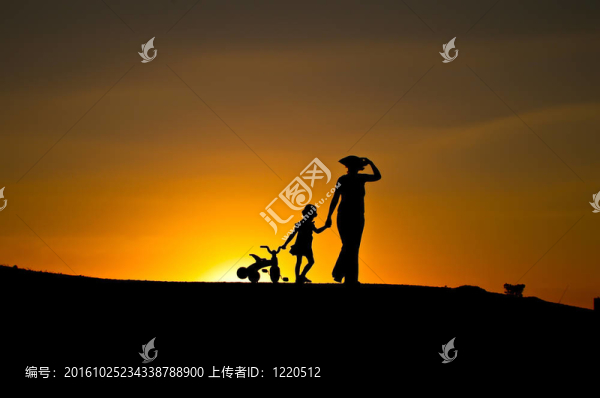 步行返回。剪影。