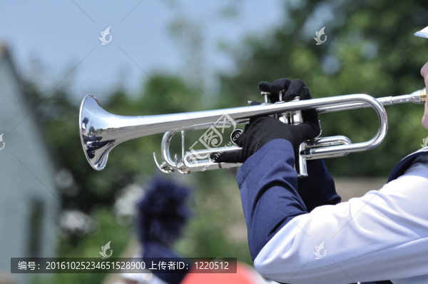 在游行中演奏行進中的小號