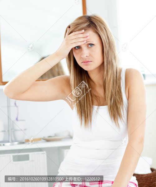 郁悶的女人帶著頭痛看著衛(wèi)生間里的相機