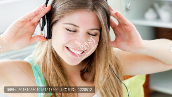 年輕女子聽音樂
