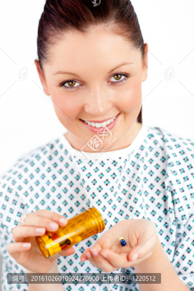 微笑的白人女性患者持有藥丸