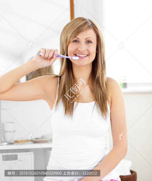 發(fā)光的金發(fā)女人在浴室刷牙