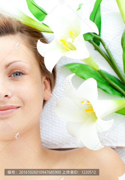 美女躺在按摩臺上的SPA