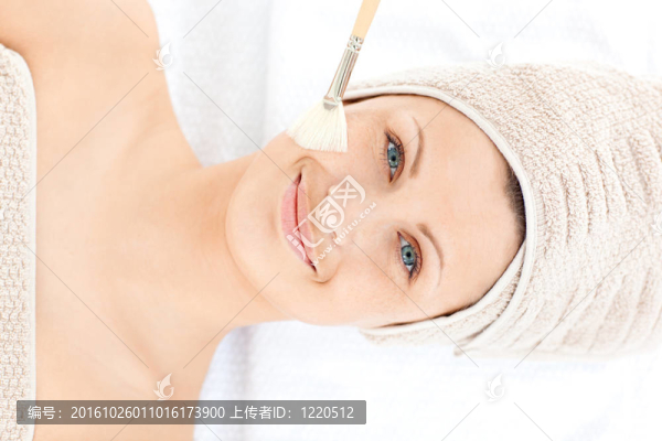 微笑的年輕女人享受美麗的待遇
