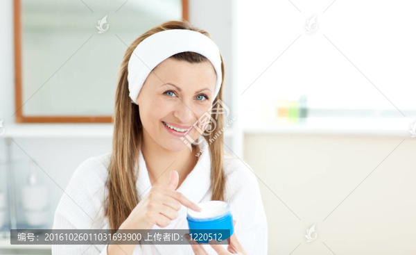 在浴室里給她臉上涂奶油的年輕女人