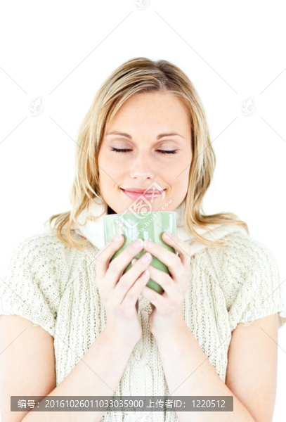 快樂的金發(fā)女人穿的毛衣拿著一杯咖啡在白色背景