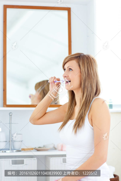 浴室里的女人刷牙
