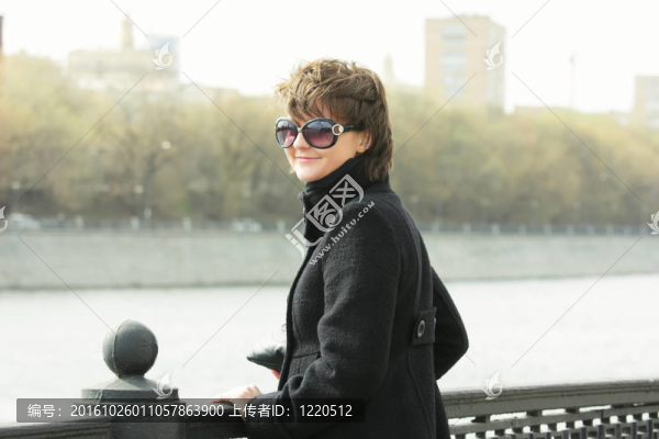 戴太陽(yáng)眼鏡的年輕微笑的女人