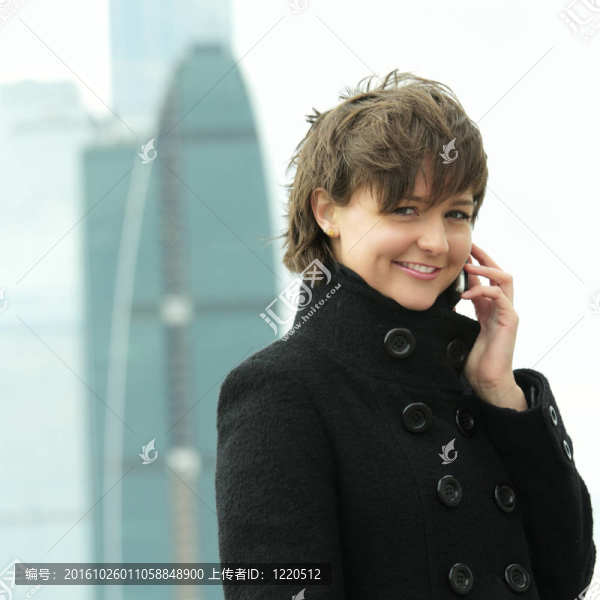 微笑的女人帶著電話