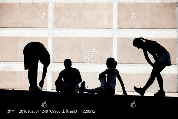 男女運動員伸展運動。