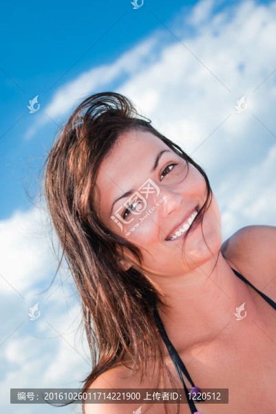 美麗的女人在藍色的天空