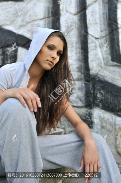 年輕女子在嘻哈風(fēng)格的肖像
