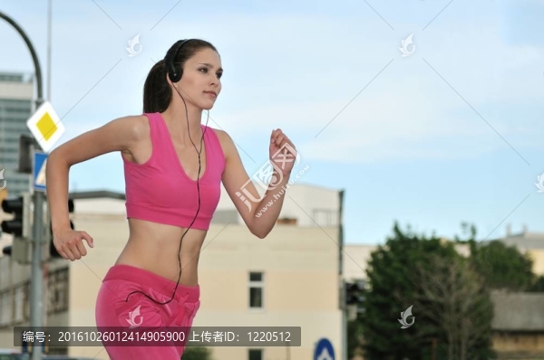 年輕人在城市的街道上聽音樂跑步