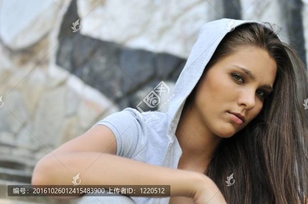 年輕女子在嘻哈風(fēng)格的肖像