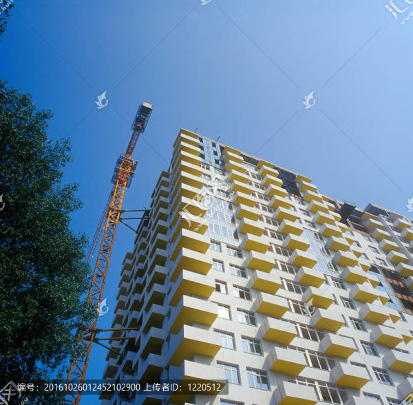 建設公寓大樓下。